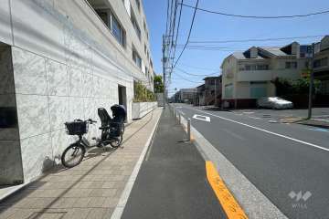 敷地南側の前面道路（西側から）