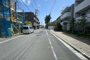 敷地北側の前面道路（西側から）