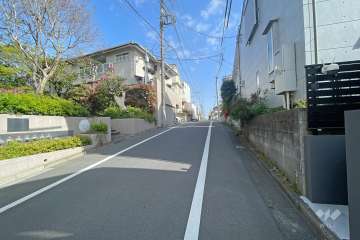 敷地北東側の前面道路（南側から）