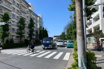 敷地南東側の前面道路（北東側から）