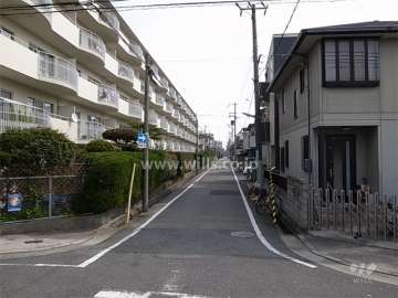 敷地南側の前面道路。周辺は一戸建てとマンションが混在する静かな住宅地です。