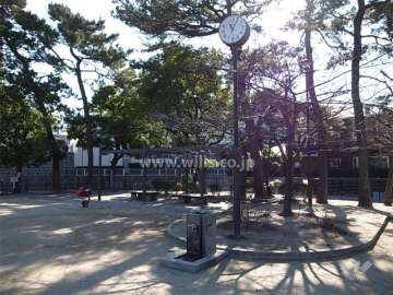敷地の北西側には緑豊かな公園があります。