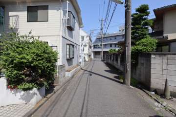 敷地南側の前面道路（西側から）