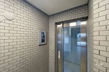 エントランスはオートロック付きです。　