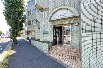 敷地東側の前面道路（北側から）