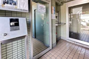 エントランスはオートロック付きです。