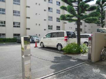 駐車場の入り口はロボットゲート付きです。