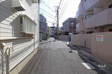 敷地北東側の前面道路（北西側から）