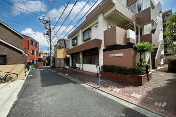 敷地北側の前面道路（西側から）