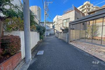 敷地北西側の前面道路（東側から）