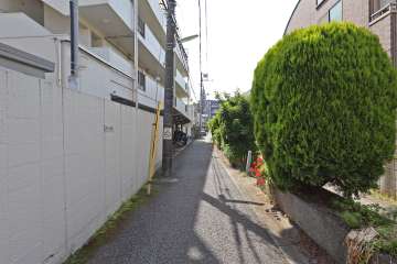 敷地北側の前面道路（東側から）