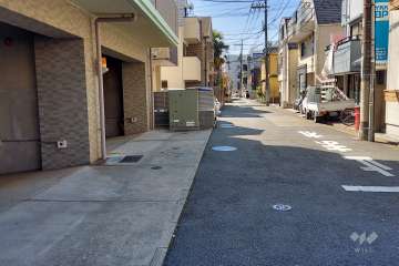 敷地西側の前面道路(北側から)