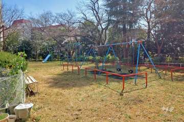 敷地内の遊具のある公園