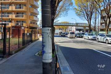 敷地北側の前面道路（東側から）