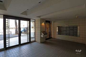 エントランスはオートロック付きです。