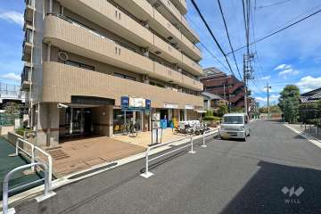 敷地南側の前面道路（西側から）