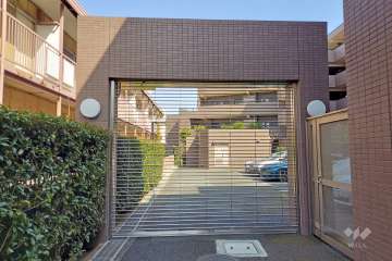 駐車場の出入り口（リングシャッター付き）