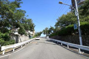 敷地北西側の前面道路（南西側から）