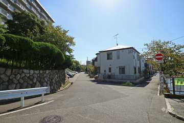 敷地西側には、新堀川沿いの閑静な住宅地が広がっています。