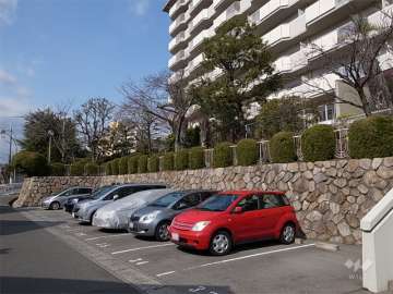 エントランス横の駐車場（屋外平面式）