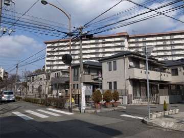 敷地の西側には一戸建てが中心に立ち並ぶ住宅地が広がっています。