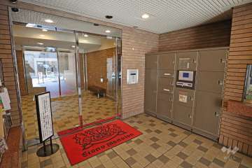 エントランスはオートロック付きです。