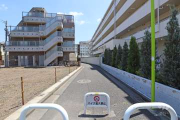 敷地東側の前面道路