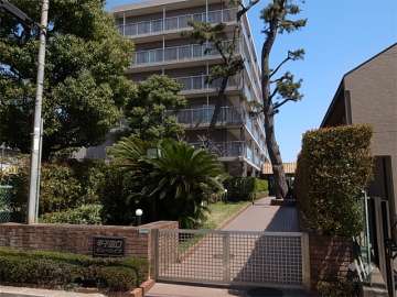 緑に囲まれたエントランスアプローチ