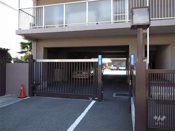 駐車場の入り口にはゲートが付いています。