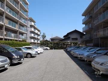 南棟と北棟との間にある敷地内駐車場（平面式）