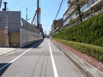 敷地南側の前面道路。