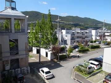 グランドメゾン西宮名塩6番館（北側から）　6番館のすぐ東側に隣接してエスカレーターがあります。