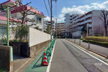 敷地西側の前面道路　