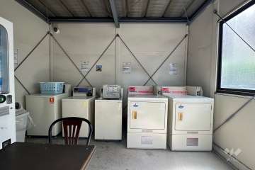 敷地内にあるコインランドリー