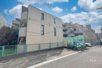 敷地北側の前面道路（東側から）