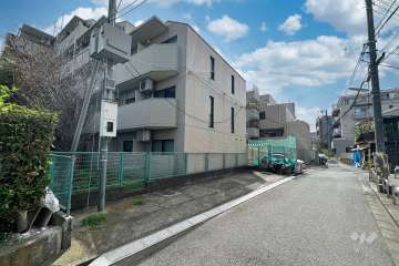 敷地北側の前面道路（東側から）