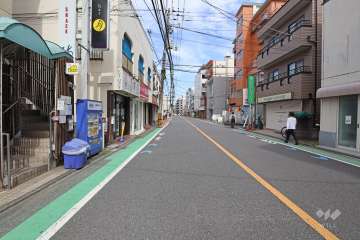 敷地南側の前面道路（西側から）