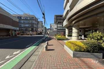 敷地南側の前面道路（東側から）