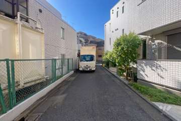 敷地西側の前面道路