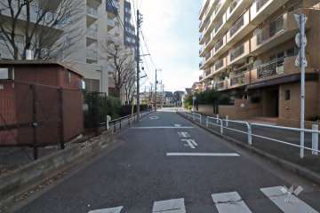 敷地南西側前面道路（北西側から）