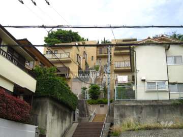 グリーン高座の外観（西側から）　高台に建っています