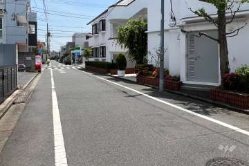 敷地北側の前面道路