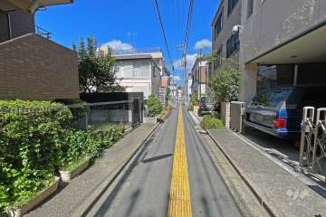 敷地東側の前面道路（北側から）
