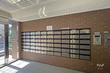 エントランスはオートロック付きです。