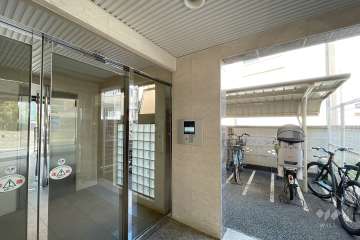 エントランスはオートロック付きです。