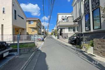 敷地北東側の前面道路（南側から）