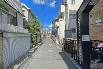 敷地北西側の前面道路（北東側から）