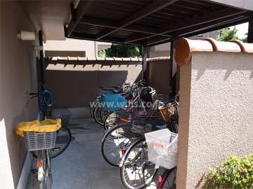 エントランス横にある駐輪場