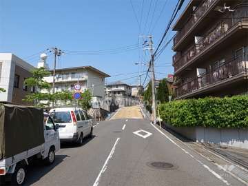 敷地南側の前面道路。周辺はマンションと一戸建てが混在する区画の整った住宅地です。