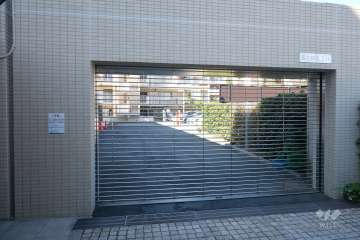 駐車場の出入り口（リングシャッター付き）